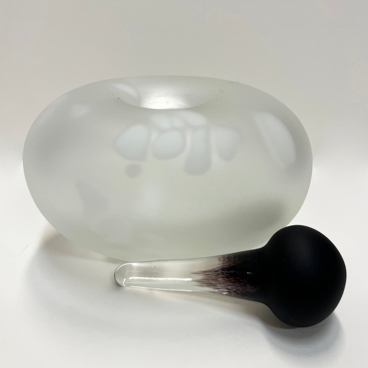 Pebble Vessel White and Black - Petroff Gallery -  - Minna Koistinen - Pebble Vessel White and Black