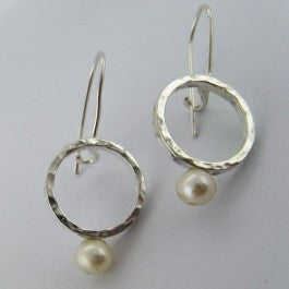 Circle with pearl earrings